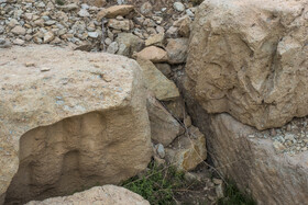 دو سنگ حجاری شده معبد داش‌کسن، که در میانه‌های فضای باز معبد به حال خود رها شده و بازدیدکنندگان به راحتی می‌توانند روی‌آن‌ها پا بگذارند.