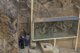 بازدیدکنندگان نه تنها به راحتی می‌توانند به نقوش سنگی تراشیده شده در معبد نزدیک شوند،‌ بلکه بدتر آن‌که به راحتی می‌توانند با دست این آثار تاریخی را لمس کنند و هیچ نگهبان یا محافظی وجود ندارد که به آن‌ها تذکر دهد.