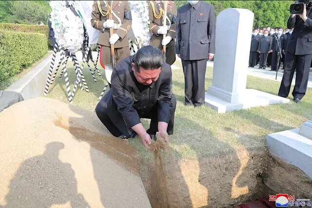 حضور رهبر کرهشمالی در یک مراسم خاکسپاری در بحبوحه کرونا