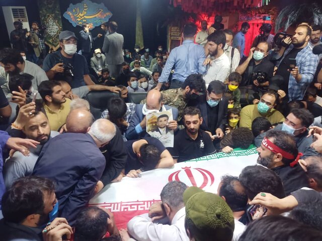 عکس از محسن فرامرزی در مراسم وداع با شهید برگزاری مراسم وداع با شهید صیاد خدایی