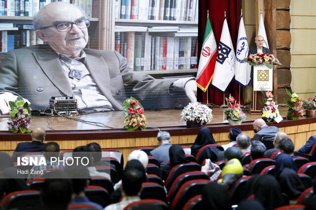 تقدیر از ۱۰ استاد برگزیده هجدهمین در همایش نکوداشت مقام استاد