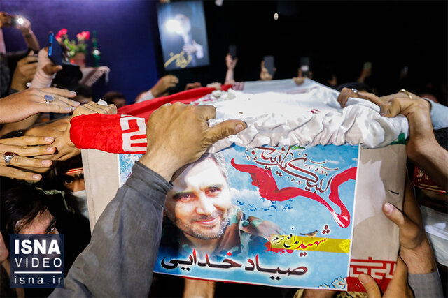 ویدئو / مراسم وداع با پیکر شهید حسن صیاد خدایی ویدئو / مراسم وداع با پیکر شهید حسن صیاد خدایی