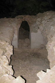 باستان‌شناسان برخی از فضاهای داخلی غار را در بالای تپه 1420 پایی مطالعه کردند،‌ اما ادامه این مطالعات نیاز به توجه بیشتر از سوی متولیان شهری و میراثی دارد تا بتوان این مجموعه غار - دژ را از تخریب کامل نجات داد.