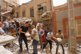 دومین روز آوار برداری <a href='https://sayeb.ir/tag/%d8%b3%d8%a7%d8%ae%d8%aa%d9%85%d8%a7%d9%86-%d9%85%d8%aa%d8%b1%d9%88%d9%be%d9%84'></div></div>ساختمان متروپل</a> - آبادان