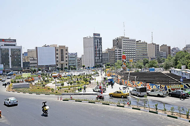 عکس آرشیوی است میدان هفتتیر؛ صحنه ادای احترام پایتختنشینان به شهدای مظلوم حملات رژیم صهیونیستی