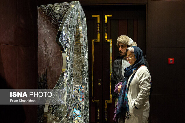 عکس تزیینی است گالری گردی در روزهای پایانی هفته