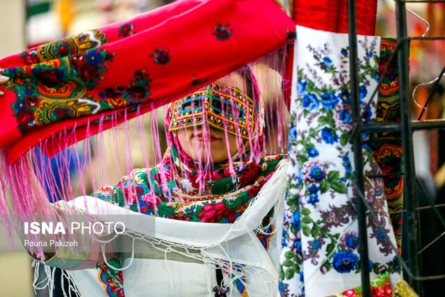 عکس تزیینی است درخشش هنرمندان صنایع دستی در یک جشنواره بینالمللی