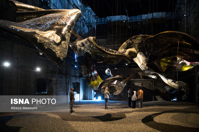 نمایی از نمایشگاه انفرادی «بربادرفته» پرواز اشکال حجیم بر فراز کارخانه قند کهریزک!