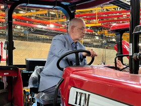 بازدید رئیس کمیسیون صنایع مجلس از تراکتورسازی تبریز