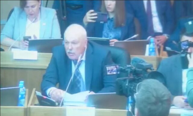 لئونید واسیوکویچ دو قانونگذار روس مخالف جنگ، از جلسه اخراج شدند