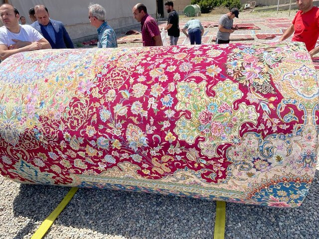 تصاویر چهار فرش دستباف صادراتی با مساحت ۲۰۰۰ متر