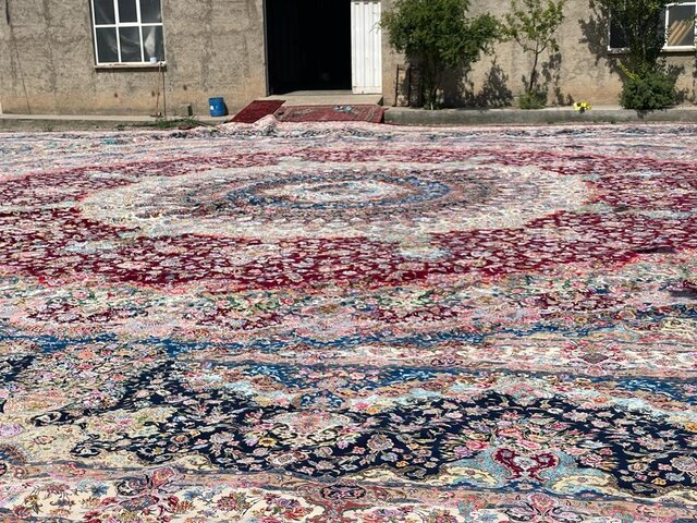 تصاویر چهار فرش دستباف صادراتی با مساحت ۲۰۰۰ متر