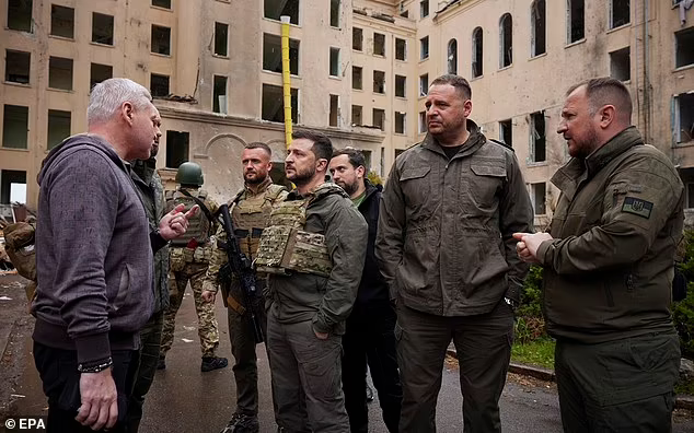 در بازدید از خارکیف، زلنسکی رئیس سرویس امنیتی این شهر را اخراج کرد