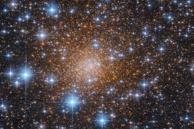 درخشش خیره کننده یک خوشه ستارهای درخشش خیره کننده یک خوشه ستارهای