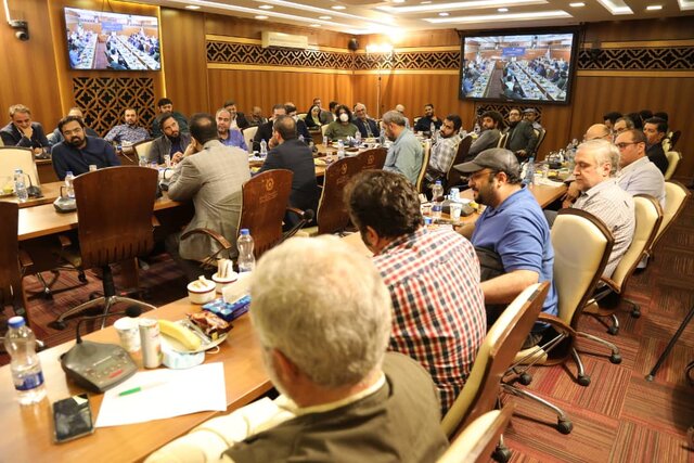 فقط برای مردمِ ونک به بالا برنامه نسازید!