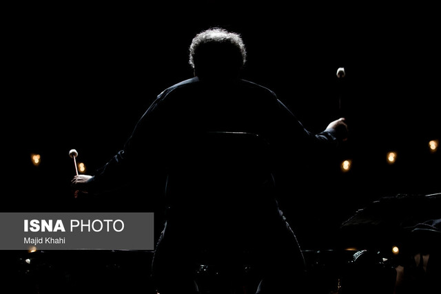 ارکستر سمفونیک با چوب رهبر ثابت مینوازد؟ ارکستر سمفونیک با چوب رهبر ثابت مینوازد؟