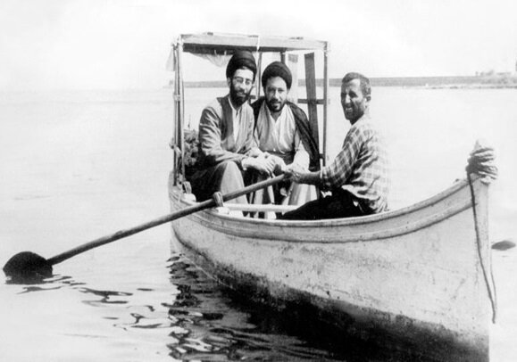 آیت الله سید علی خامنه ای درکنار حجت الاسلام سیدجواد فضل الله از روحانیون لبنانی بر قله ارتقاء