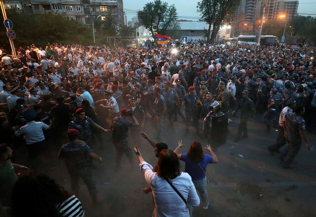 اعتراضات ضد دولتی در ارمنستان با ۵۰ زخمی