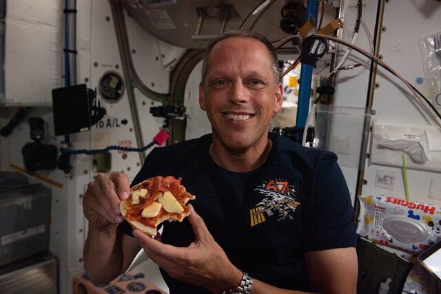 تصاویر جالب و تماشایی از پیتزاخوری در فضا!