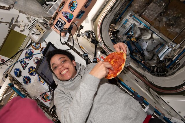 تصاویر جالب و تماشایی از پیتزاخوری در فضا!