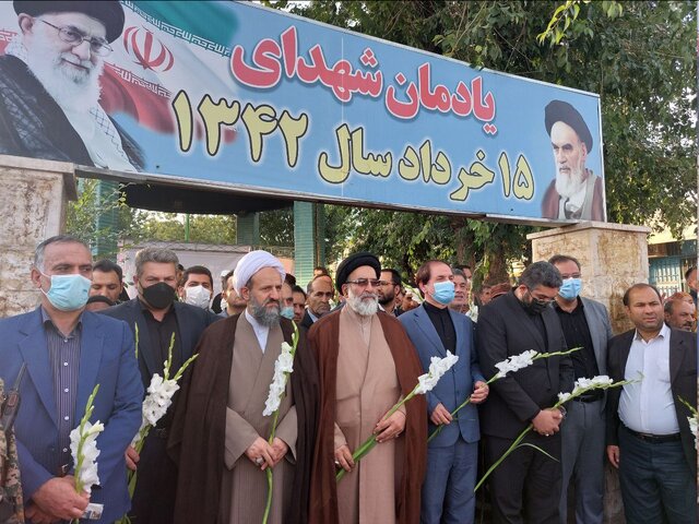 محل شهادت شهدای ۱۵ خرداد گلباران شد