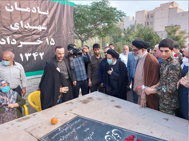 مزار شهدای ۱۵ خرداد در تهران گلباران شد مزار شهدای ۱۵ خرداد در تهران گلباران شد