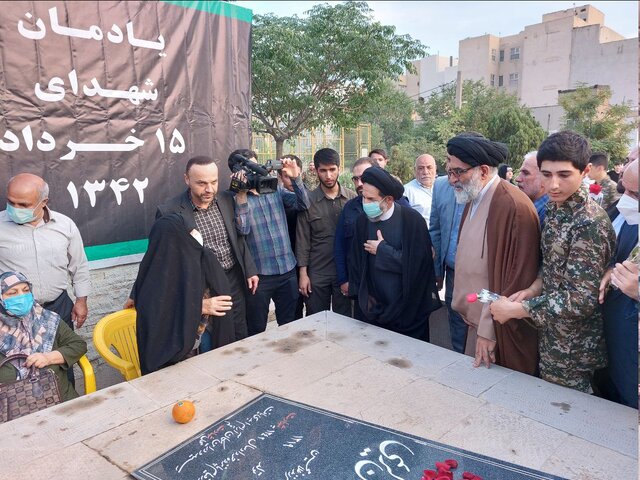 مزار شهدای ۱۵ خرداد در تهران گلباران شد