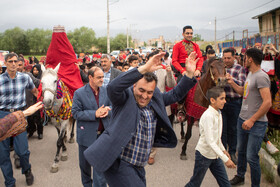 اين مراسم را به اصطلاح «بستن سرعروس» مينامند. به هنگام آوردن عروس، اقوام در دستههاي پرشور به شائی و پايكوبي ميپردازند و پيشاپيش داماد و عروس حركت ميكنند.
