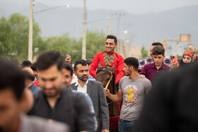 مراسم عروسکشان از خانه عروس به سمت خانه داماد شروع شد که در این بخش عروس و داماد سوار بر اسب در کنار ساقدوشان به سمت خانه داماد روانه میشدند.