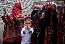 در میان کردهای خراسان زمانی که پسری به سن ازدواج میرسد، خانوادهها تلاش میکنند تا از میان بستگان، آشنایان و هممحلههای خود دختر مناسبی را برای او نشان کنند.