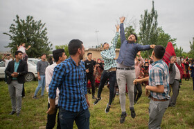 کرمانجها پرتاب سیب و انار و گرفتن آنها توسط مجردها را نشان از باز شدن بخت میدانند.