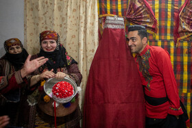 جوانان کرمانج لایین همچنان سنت های دیرین خود را حفظ کردهاند و مراسم خود را به صورت سنتی برگزار میکنند.