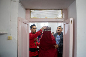 همراه عروس و داماد تنها زنان فامیل وارد خانه میشوند و در این مرحله از خانواده داماد دعوت میشود تا هدایای خود را به عروس که روی خود را پوشانده است؛ بدهند.
در این حین مهمانان داماد و عروس ترانههای سنتی میخوانند و پس از هدیه خانواده داماد و رونمای خود داماد، فامیل نزدیک روپوش عروس را بر میدارند و هلهله میکشند.