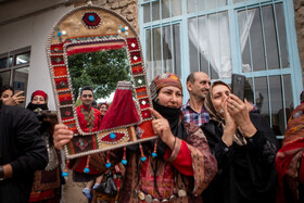 عروس و داماد با تماشای خود در آیینه برای زندگی مشترک در خانهای جدید آماده میشوند که این کار یکی از رسمهای عروسی کرمانجها است.