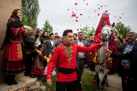همراهی سنتی عروس توسط داماد تا محل زندگیشان.
