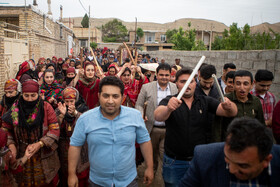 مراسم عروسکشان از خانه عروس به سمت خانه داماد شروع شد که در این بخش عروس و داماد سوار بر اسب در کنار ساقدوشان به سمت خانه داماد روانه میشدند. اين مراسم را به اصطلاح « بستن سرعروس » مينامند. به هنگام آوردن عروس، اقوام در دستههاي پرشور به شائی و پايكوبي ميپردازند و پيشاپيش داماد و عروس حركت ميكنند.