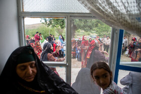 از نکات مهم دیگر این جشنها میتوان به همیاری مالی در برگزاری جشن اشاره کرد. به این شکل که میهمانان در جشن مبلغی پول را که «تولوشی» نامیده میشود، به عروس و داماد هدیه داده تا در ابتدای زندگی مشترک درگیر هزینههای کمرشکن عروسی نشوند.