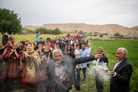 مراسم عروسکشان از خانه عروس به سمت خانه داماد شروع شد که در این بخش عروس و داماد سوار بر اسب در کنار ساقدوشان به سمت خانه داماد روانه میشدند. اين مراسم را به اصطلاح « بستن سرعروس » مينامند. به هنگام آوردن عروس، اقوام در دستههاي پرشور به شائی و پايكوبي ميپردازند و پيشاپيش داماد و عروس حركت ميكنند.