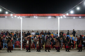 زنان کرمانج با لباسهایی پوشیده و کمترین آرایش در مجلس حضور دارند همچنین نکته قابل توجه آن است که برای اهالی کرمانج پایکوبی به تنهایی معنا و مفهومی ندارد و همه در قالب گروه، رقصهای سنتی را اجرا میکنند.