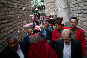 برای کردهای خراسان جشن عروسی تنها یک جشن شادیبخش نیست بلکه مراسمی است که طی آن با همیاری و همکاری یکدیگر پایههای تعاملات اجتماعی مستحکم شده و بر انسجام و همبستگی اجتماعی افزوده میشود.