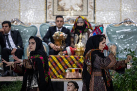 این جشنها با پوشش رنگارنگ سنتی زنان کرمانج جلوه زیبایی به خود میگیرد. در جشن عروسی کردهای خراسان خانوادهها همه در یک مکان گرد هم آمده و به جشن و پایکوبی میپردازند.