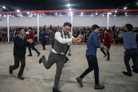 مراسم عروسی شامل مراسمات و شادیهای سنتی است که در آنها شرکتکنندگان ابتدا با ریتمهای ملایم با نظمی وصف ناپذیر به اجرای حرکات سنتی موزون و بازیهای سنتی میپردازند و در مرحله بعد ریتم حرکات تندتر شده و با رقص چوب همراه میشود.