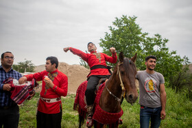 طبق رسمی سنتی (سیبونار) سبدی پر از سیب و انار در حیاط خانه به دست داماد میرسد و او آنها را به سمت مهمانان میاندازد.