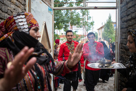 در ابتدای مراسم داماد برای بردن عروس به همراه خانوادهاش به خانه عروس میآید.