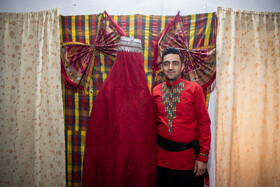 داماد و عروس وارد خانه میشوند و پس از آن فقط خانمها وارد خانه میشوند.