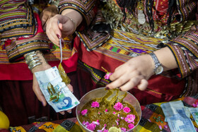 «براکه» و «جاری» حنا را با قاشق بر روی دست عروس و داماد همراه با اسکناس میگذارند.