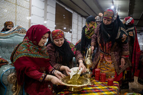 برای انجام مراسم حنابندان تنها تعدادی از  فامیل نزدیک عروس و داماد در محل مراسم باقی میمانند؛ «براکه» و «جاری» حنا را با قاشق بر روی دست عروس و داماد همراه با اسکناس میگذارند.