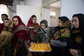 جشن عروسی از ابتدا تا پایان دارای مراحل گوناگونی است که شامل نشان کردن، خواستگاری، قند شکستن، خرید عروسی، عیدی بردن، حنابندان، عروس برون و پاتختی میشود. همچنین گفته میشود که کردها بیشتر درون فامیلی و درون گروهی ازدواج میکنند.