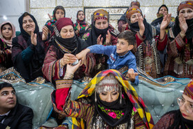 اسکانس حنایی به جوانترین فرد حاضر در جمع برای شگون داده میشود.