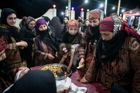 از نکات مهم دیگر این جشنها میتوان به همیاری مالی در برگزاری جشن اشاره کرد. به این شکل که میهمانان در جشن مبلغی پول را که «تولوشی» نامیده میشود، به عروس و داماد هدیه داده تا در ابتدای زندگی مشترک درگیر هزینههای کمرشکن عروسی نشوند.معمولا این هدایای نقدی کل هزینههای جشن را پوشش داده و در مواردی مبلغی نیز برای شروع زندگی جدید باقی میماند.